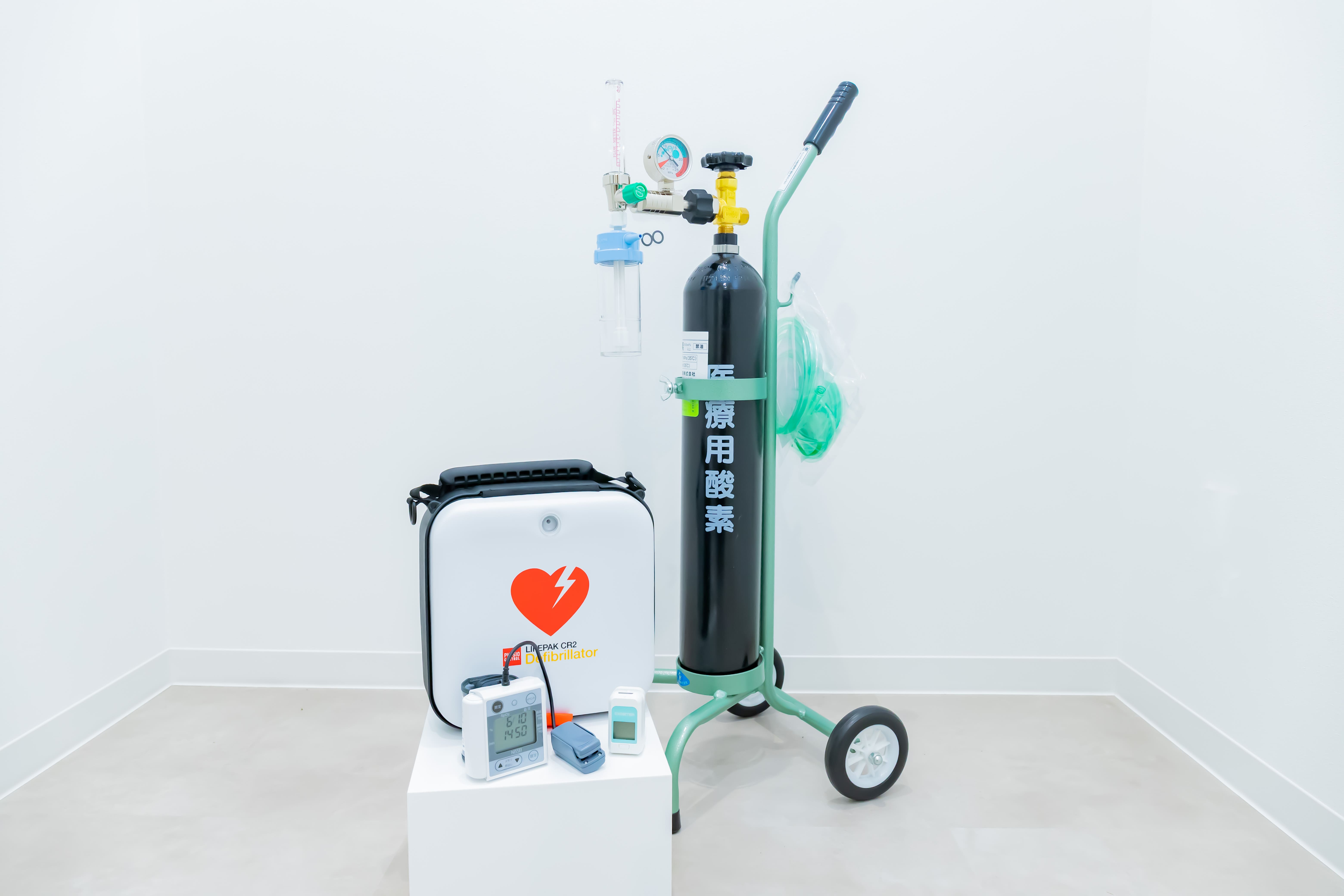 AED・パルスオキシメーター・酸素ボンベ、血圧計